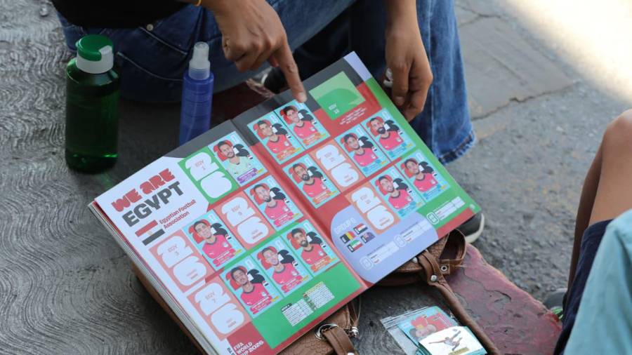 Las estampitas repetidas pasan de mano en mano entre aficionados que buscan completar sus álbumes deportivos.