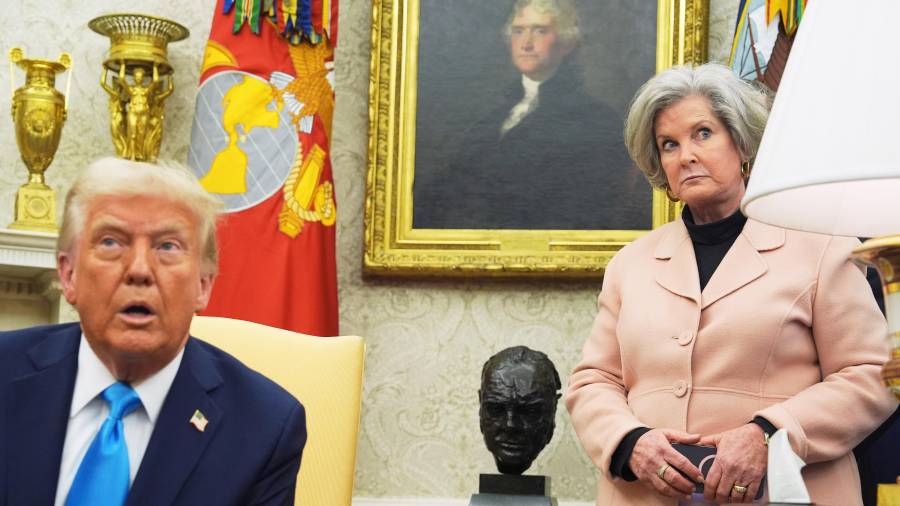 La jefa de gabinete de la Casa Blanca, Susie Wiles, escucha mientras el presidente Donald Trump se reúne con el primer ministro de Israel, en la Oficina Oval de la Casa Blanca, el 4 de febrero de 2025, en Washington.