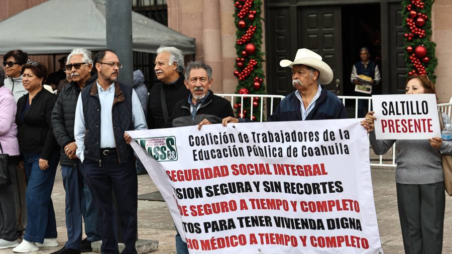 Maestros jubilados y pensionados de diversas regiones de Coahuila se reunieron en la Plaza de Armas para exigir el cumplimiento de sus derechos.
