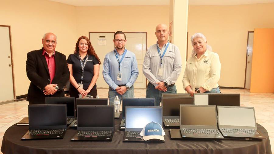 Estudiantes y autoridades de la UAAAN participaron en la entrega de las 25 computadoras portátiles donadas por una empresa local.