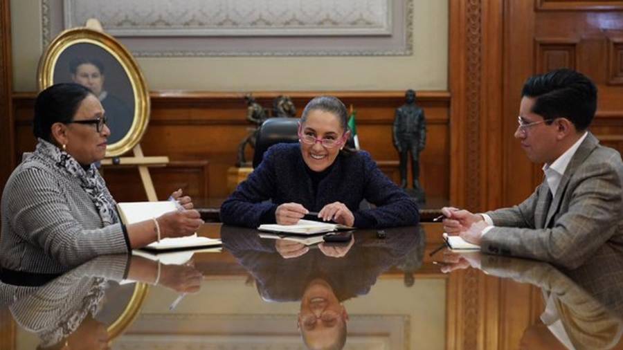 Claudia Sheinbaum sostuvo su primera conversación con el papa León XIV y lo invitó oficialmente a visitar México.