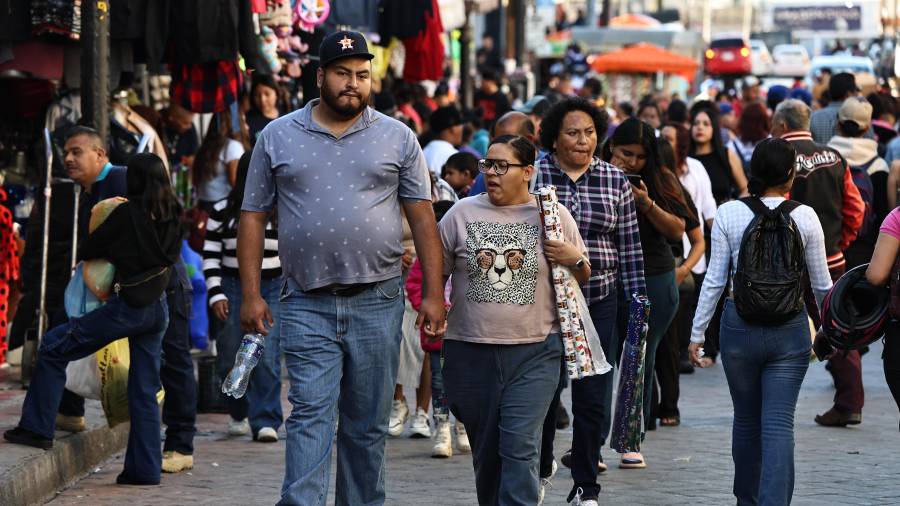 Durante este fin de semana el número de personas que han acudido al centro histórico a realizar las compras de último momento se ha disparado ante las festividades próximas. FOTO: HÉCTOR GARCÍA/VANGUARDIA.