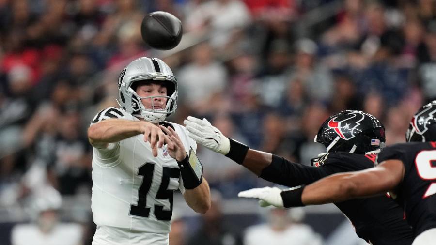 Fernando Mendoza completó ocho de 15 pases para 86 yardas y sufrió su primera intercepción en la NFL.