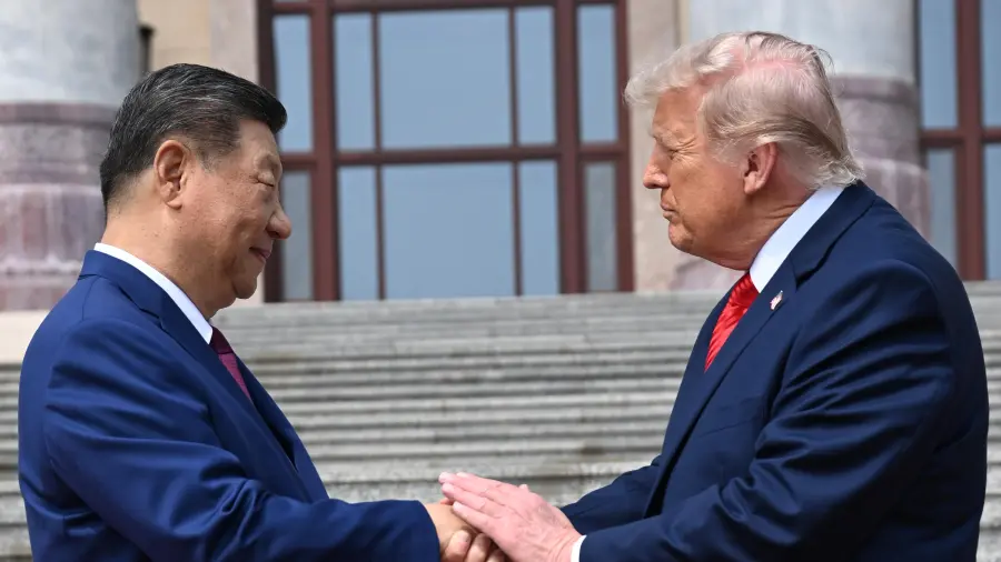 El presidente de China, Xi Jinping, estrecha la mano del presidente de Estados Unidos, Donald Trump, en el Gran Salón del Pueblo en Beijing, el 14 de mayo de 2026.