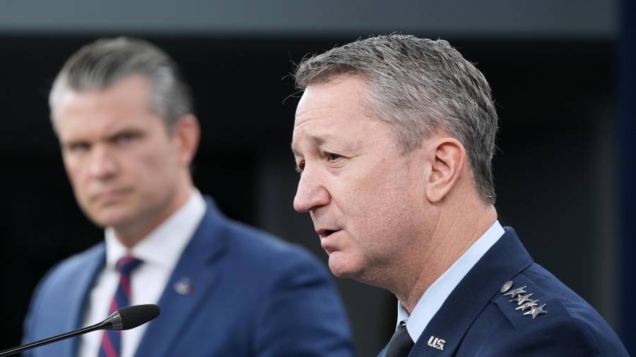 “El secretario de Defensa de Estados Unidos Pete Hegseth escucha mientras habla el jefe del Estado Mayor Conjunto general Dan Caine, en el Pentágono en Washington”, informó la agencia de noticias AP.