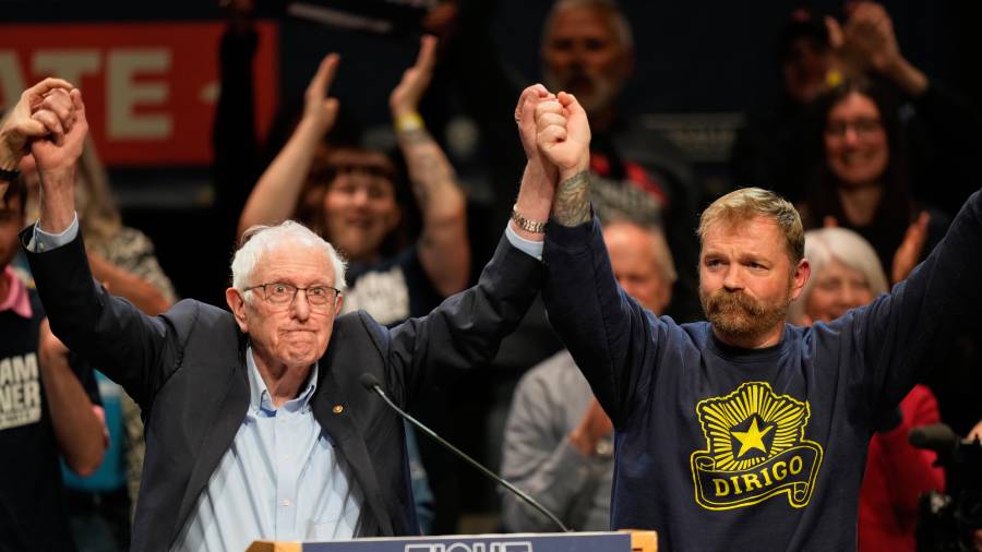 Graham Platner, candidato demócrata al Senado de Estados Unidos, y el senador Bernie Sanders, izquierda, en un evento realizado en Orono, Maine, el 24 de mayo de 2026.