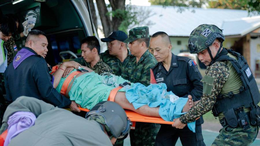 Un soldado tailandés herido es trasladado a un hospital en la provincia de Sisaket, Tailandia, después de que tropas camboyanas dispararan a territorio tailandés, según un vocero del ejército tailandés.