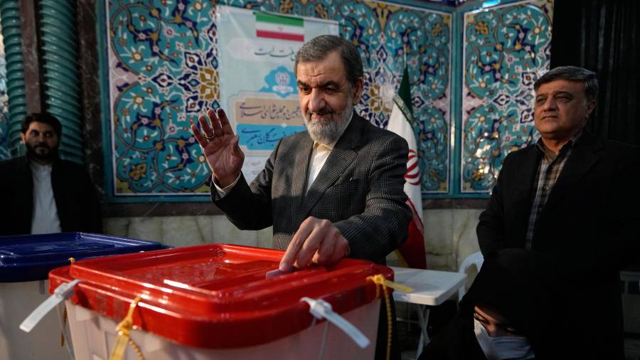 El excomandante de la Guardia Revolucionaria Mohsen Rezaei deposita su voto durante las elecciones parlamentarias.