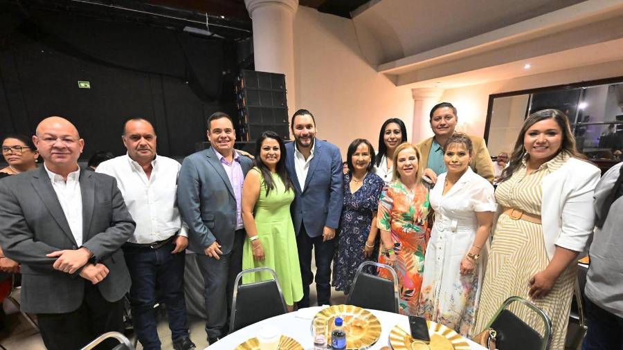 Autoridades municipales acompañaron a maestras y maestros monclovenses durante el festejo realizado este 15 de mayo.
