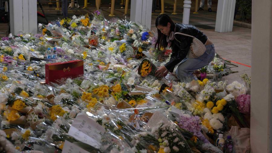 Un flujo constante de personas ha llevado ramos de flores a un altar improvisado en el lugar del desastre, uno de los peores en la historia de la ciudad.
