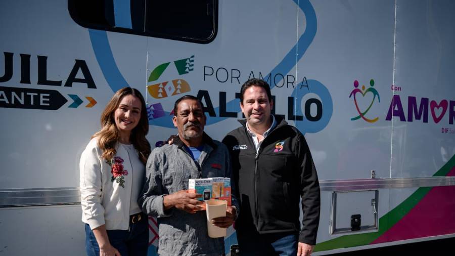 La presidenta honoraria del DIF Saltillo, Luly López Naranjo, supervisa las jornadas de salud del programa Amor en Movimiento.