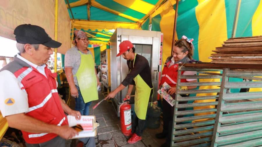 Personal de Protección Civil y Bomberos supervisa las instalaciones de gas en los puestos colocados por la fiesta del Santo Cristo.