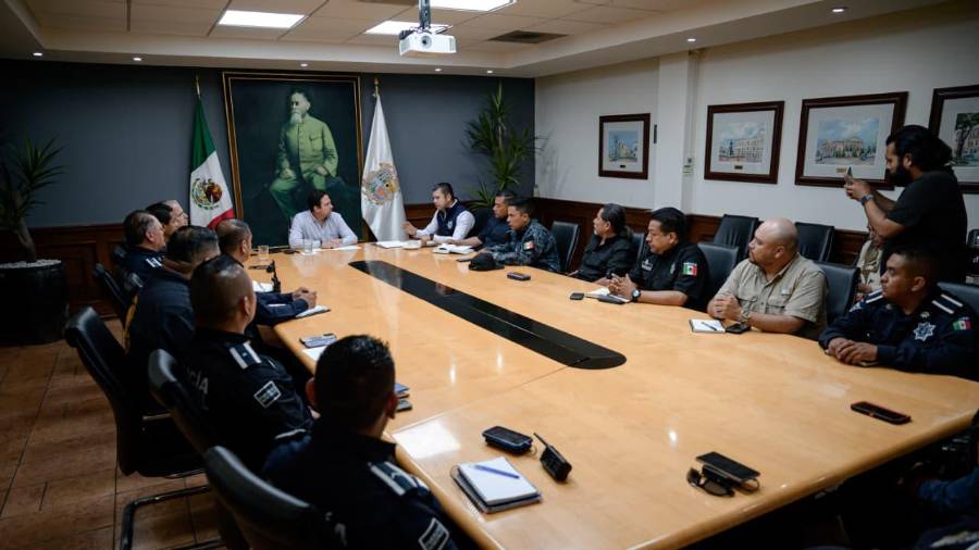 El alcalde Javier Díaz González encabezó una reunión con mandos policiales para fortalecer la vigilancia preventiva en colonias de Saltillo.