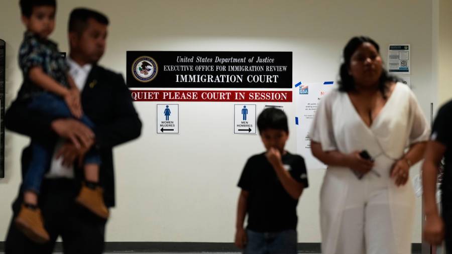 Personas llegan a una audiencia migratoria, el 27 de julio de 2026, en Nueva York.