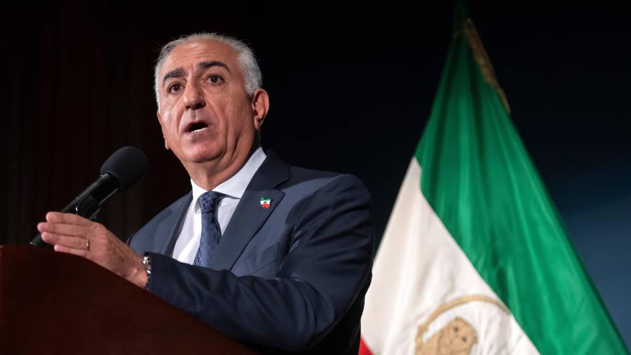 El líder de la oposición iraní, Reza Pahlavi, habla durante una conferencia de prensa el viernes 16 de enero de 2026 en Washington.