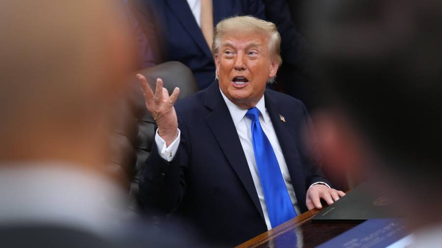 El presidente Donald Trump habla en el Despacho Oval de la Casa Blanca durante una reunión con ejecutivos del sector turístico, el miércoles 2 de septiembre de 2026, en Washington.