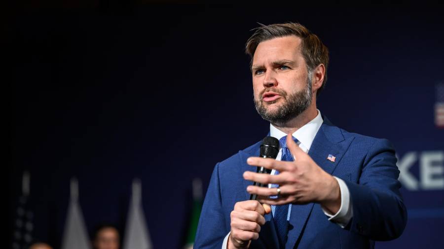 El vicepresidente de EU, JD Vance, da un discurso antes de una reunión cuadrilateral entre Estados Unidos, Irán, Pakistán y Qatar en el complejo hotelero de lujo Burgenstock, con vistas al lago de Lucerna, Suiza.