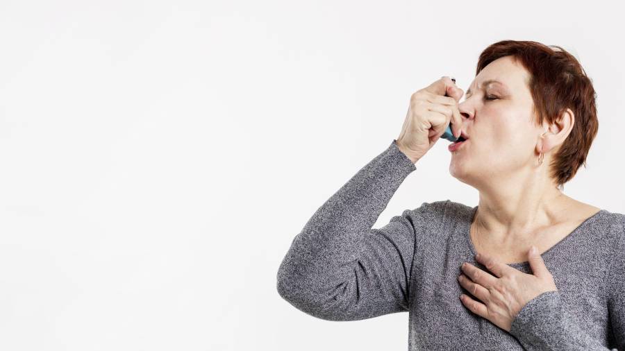 Los fármacos empleados para tratar el asma pueden ser antiinflamatorios o broncodilatadores. Imagen de Freepik.