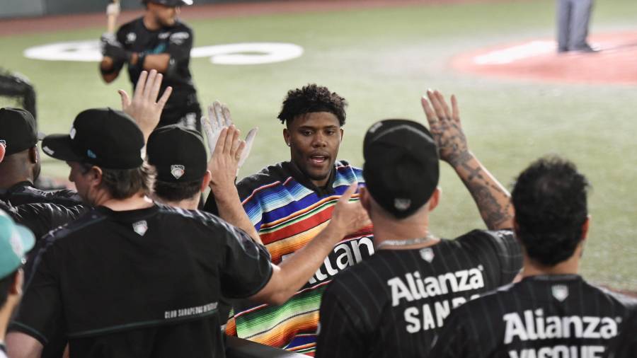 Oscar Colás volvió a responder con el bat en una noche que acercó a Saraperos a la pelea por los playoffs de la Zona Norte.