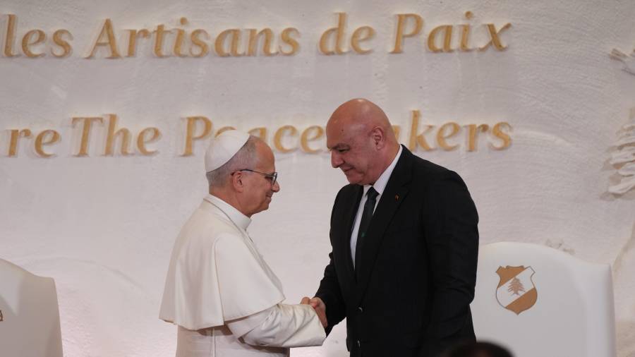 El presidente libanés, Joseph Aoun (derecha), estrecha la mano del papa León XIV durante su encuentro en el palacio presidencial de Beirut, Líbano.