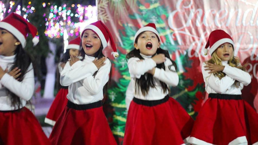 El show navideño iluminó el escenario y captó la emoción de los asistentes.