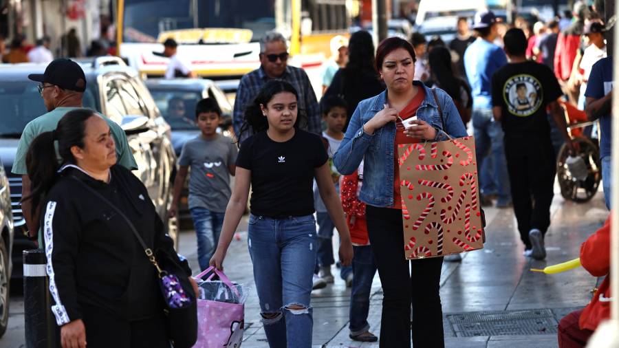 Comerciantes del primer cuadro de la ciudad destacan que promociones, descuentos y el programa de transporte Aquí Vamos Gratis han contribuido a atraer compradores y fortalecer el consumo en negocios locales.