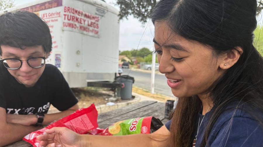 Dos miembros de los Socialistas Democráticos de América, Mark Ramirez y Clarisse Manuel, durante una jornada de contacto con los votantes el sábado 26 de septiembre de 2026 en Austin, Texas.