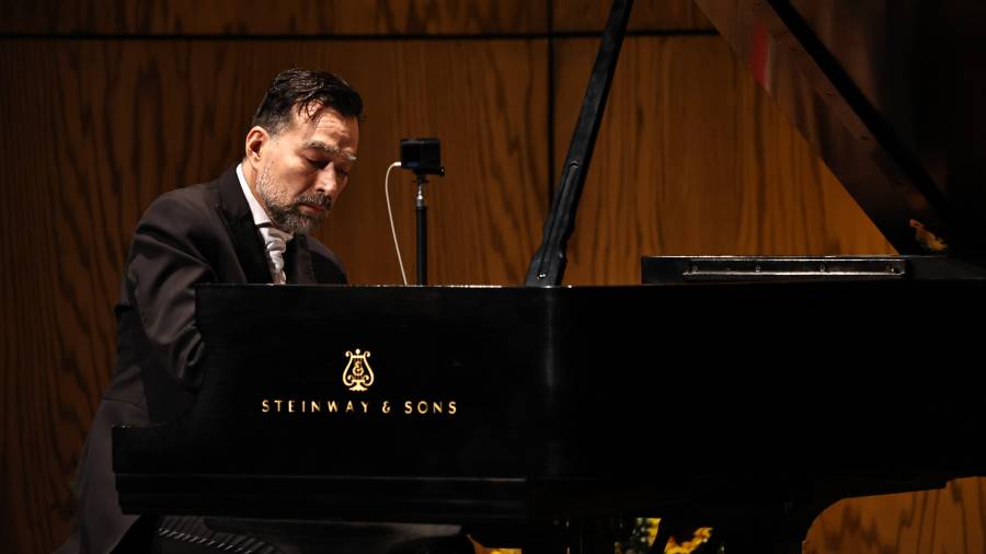 Alejandro Reyes-Valdés volvió a debutar como solista con su concierto.