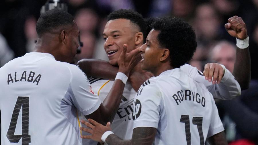 Kylian Mbappé convirtió un penal polémico en los minutos finales para darle el triunfo al Real Madrid sobre el Rayo Vallecano en la jornada de LaLiga disputada en el Santiago Bernabéu.