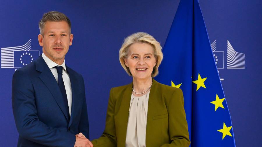 La presidenta de la Comisión Europea, Ursula von der Leyen (a la derecha), saluda al primer ministro entrante de Hungría, Peter Magyar, antes de una reunión en la sede de la UE en Bruselas.