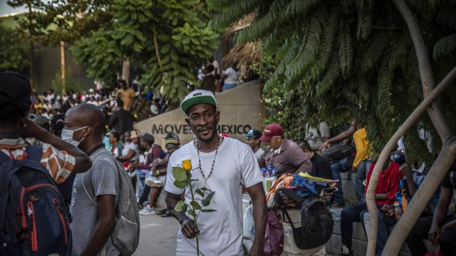 En la proporción por género, se otorgaron más tarjetas a mujeres que a hombres.