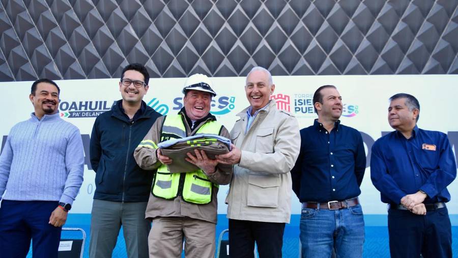 El alcalde Román Alberto Cepeda González encabezó la entrega de uniformes invernales al personal del Simas Torreón, brindando herramientas y condiciones necesarias para mantener un servicio de agua eficiente en toda la ciudad.