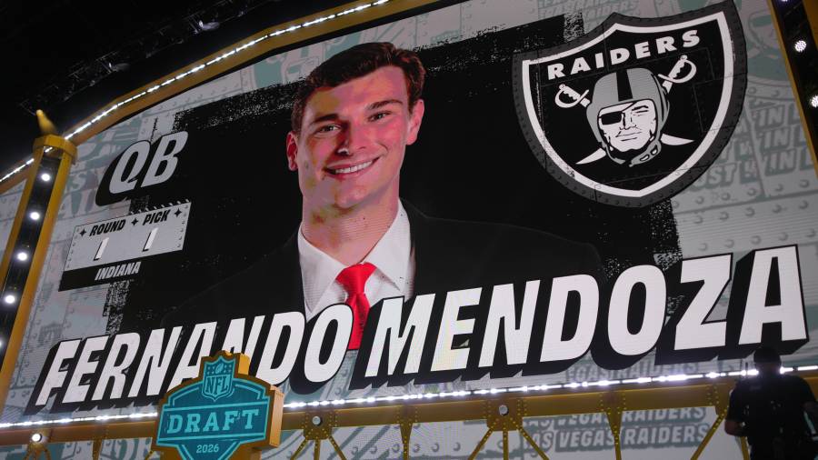 Fernando Mendoza encabezó las primeras 15 elecciones del Draft 2026 de la NFL al ser tomado por los Raiders de Las Vegas con el pick global número uno.