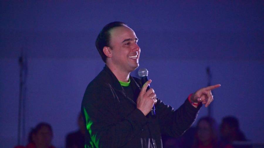 El gobernador Manolo Jiménez Salinas durante su intervención en el “Congreso 300 Pa’ Delante”, destacando la importancia de formar líderes comprometidos con la comunidad.