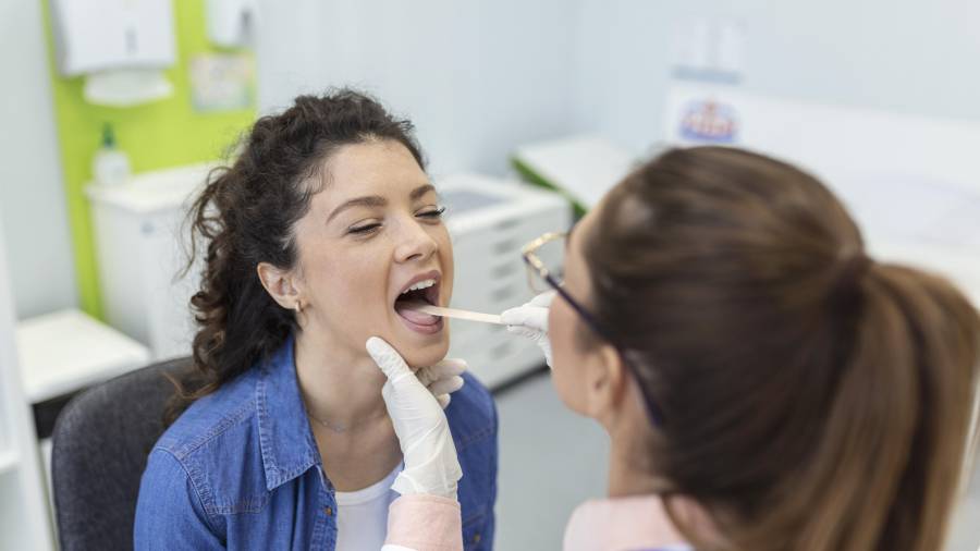 Las afecciones de las cuerdas vocales provocan disfonía.