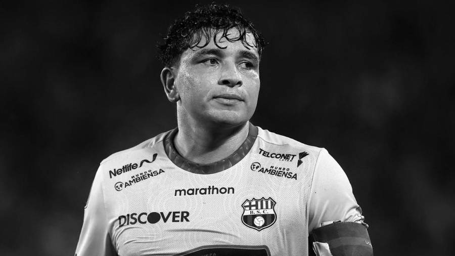 Mario Pineida, futbolista del Barcelona de Guayaquil, fue asesinado junto a su esposa tras recibir al menos 15 disparos en una carnicería del norte de la ciudad. Autoridades investigan el ataque.