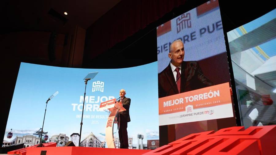 Román Alberto Cepeda durante la presentación de su Primer Informe en el Teatro Nazas.