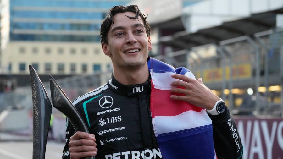 George Russell resistió el ataque final de Max Verstappen y conquistó el GP de Azerbaiyán por apenas 0.196 segundos; Checo Pérez finalizó en la posición 15.