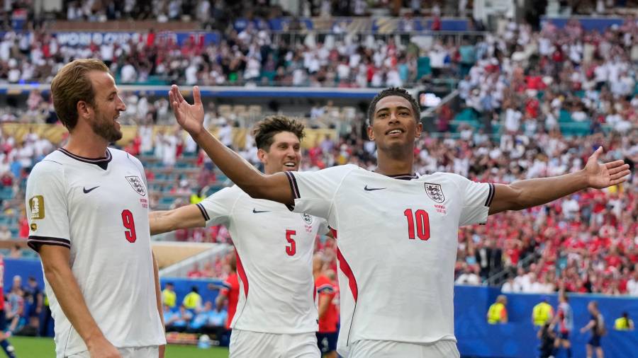 El mediocampista Jude Bellingham festeja la anotación con la que la Selección de Inglaterra rescató el partido y clasificó a las Semifinales del Mundial 2026 en la ronda de Cuartos de Final.