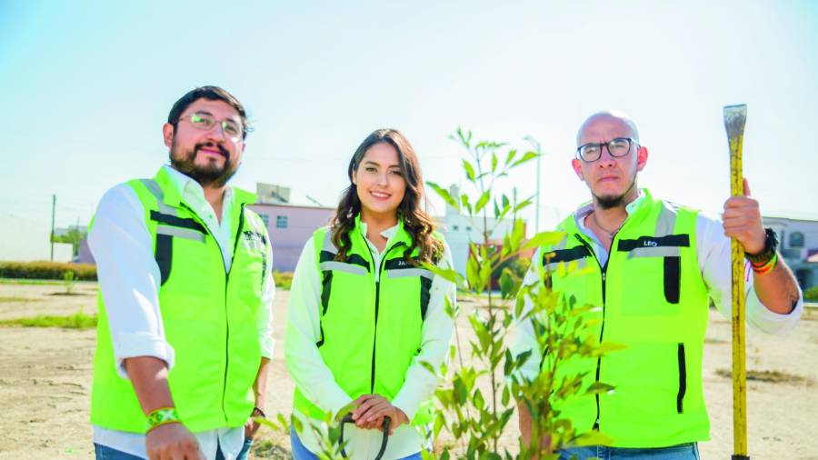 Janeth García, Leonardo Figueroa y José Juan Hernández en la plaza de Valle Real. Foto: