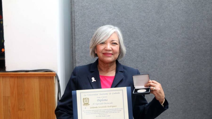 Yolanda Jaramillo Rodríguez recibió la Medalla a la Egresada Destacada por su trayectoria académica y social.