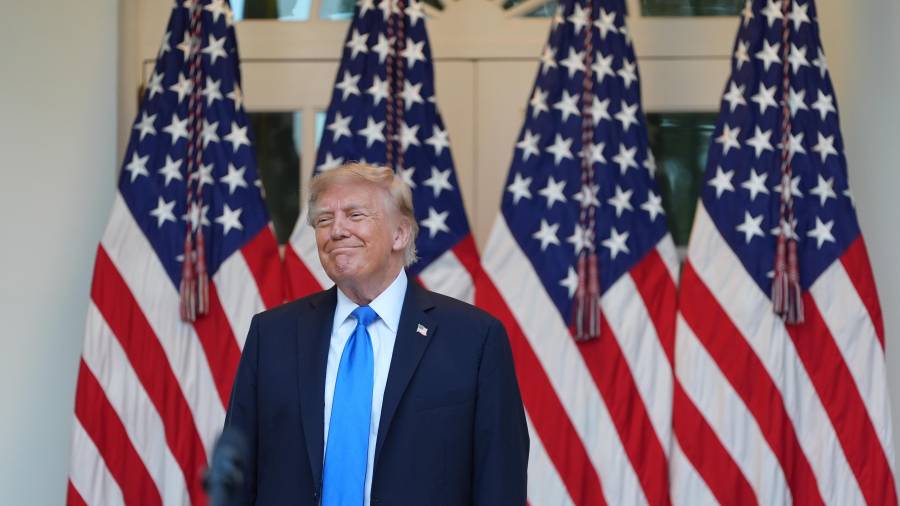 El presidente Donald Trump asiste a un acto con legisladores republicanos en el Jardín de las Rosas de la Casa Blanca en Washington.