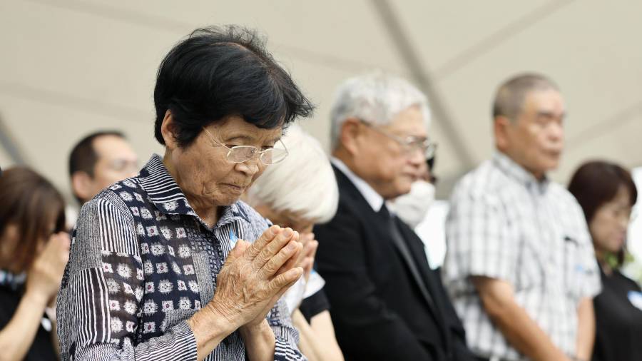 Gente guarda un minuto de silencio durante una ceremonia por el 81 aniversario de la explosión de una bomba atómica estadounidense, en el Parque de la Paz de Nagasaki, en el sur de Japón, el domingo 9 de agosto de 2026.