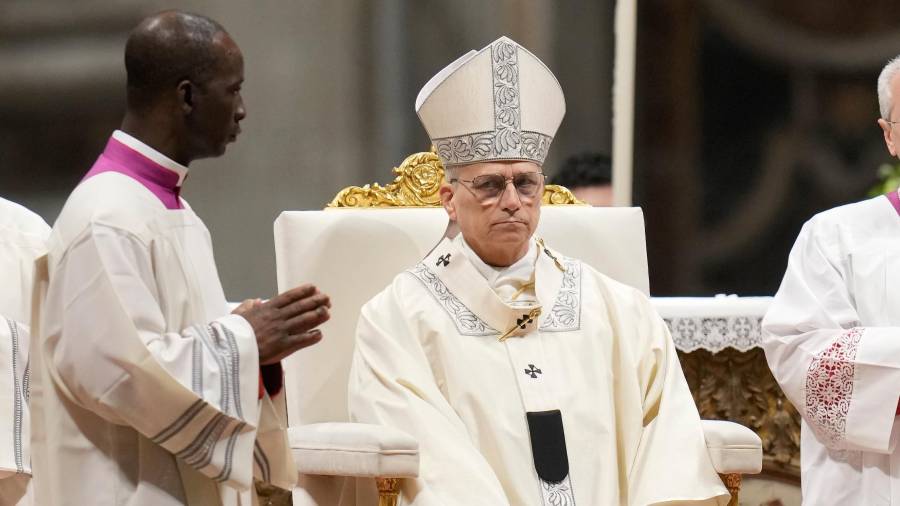 El papa León XIV oficia misa en la Basílica de San Pedro en el Vaticano, el 2 de febrero del 2026.
