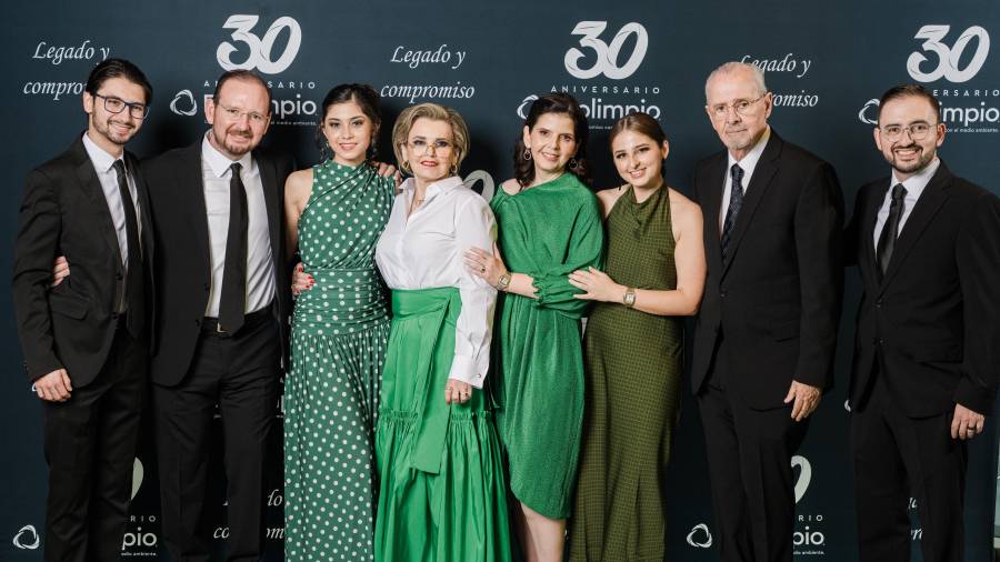 Familia Calvert Martínez, fundadores de Grupo Ecolimpio, acompañados de sus hijos y nietos. FOTOS: CORTESÍA