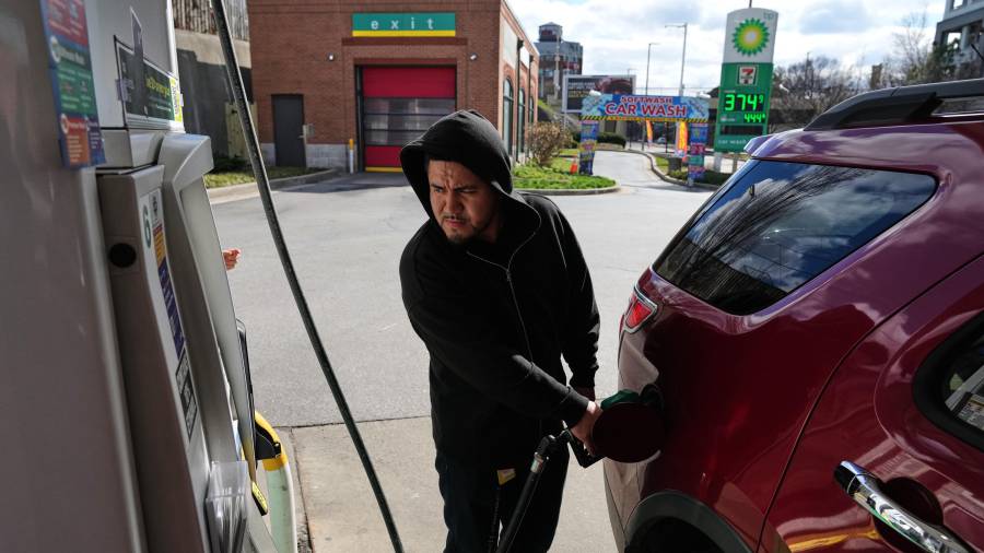 Una persona repostando combustible en una gasolinera, el martes 17 de marzo de 2026, en Baltimore. (AP Foto/Stephanie Scarbrough)