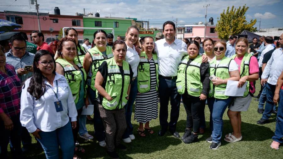 La intervención en la plaza incluyó la rehabilitación de la cancha con pasto sintético, nuevos juegos infantiles, mejoras en iluminación, banquetas y mobiliario urbano.