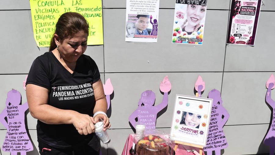 Sandra Soto, hermana de Serymar, cortó el pastel durante la concentración frente al Centro de Justicia Penal, donde familiares y colectivos exigieron una sentencia firme.