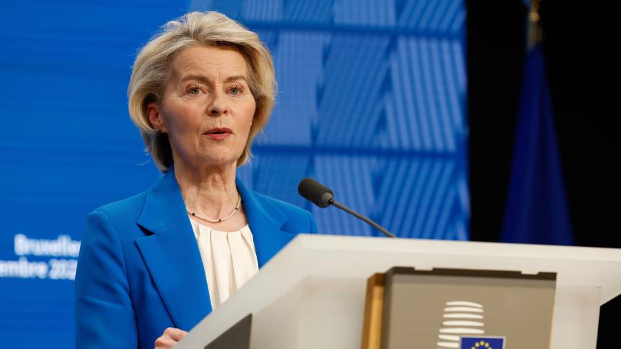 La presidenta de la Comisión Europea, Ursula von der Leyen, habla durante una conferencia de prensa en la Cumbre de la UE en Bruselas, el viernes 19 de diciembre de 2025.