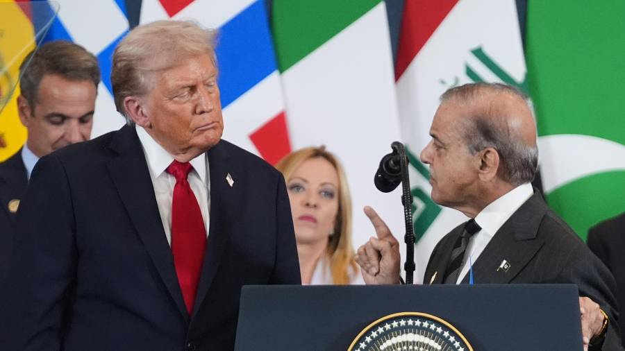 El presidente de Estados Unidos, Donald Trump escucha la intervención del primer ministro de Pakistán, Shehbaz Sharif, durante una cumbre para respaldar el final de la guerra entre Israel y Hamás en Gaza.